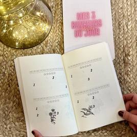 Découvrez ces 2 jolis livrets qui viennent de nous arriver ! 📖

Le livre « 59 idées pour jouer » est un compagnon idéal et pratique pour proposer des activités amusantes et offrir une expérience de jeux mémorables pour tous lors de vos voyages. Vous aurez besoin que du livret, de votre imagination et de votre bonne humeur !

Dans le livre « Mes 3 bonheurs du jour » notez votre journée d’1 à 5 étoiles, récoltez 3 bonheurs simples dans votre journée et cultivez votre jardin de bonheur. Au quotidien nous avons tendance à se souvenir des choses négatives pourtant il y a forcément eu des choses positives ! Alors regardons la vie du bon côté ! 😁