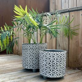 Découvrez notre collection de cache-pots en poterie. 

Ces cache-pots verts et beiges apporteront une touche de fraîcheur et d’harmonie à votre intérieur. 

Parfaits pour mettre en valeur vos plantes préférées ! 🌾