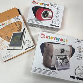 📸✨ Découvrez nos nouveautés pour les petits créateurs et explorateurs en herbe ! ✨📸

Chez Poule ou Coq, on adore vous proposer des idées cadeaux aussi ludiques qu’éducatives, et ces produits signés KidyWolf vont faire briller les yeux des enfants (et des parents) ! 

🎨 KidyDraw : Une tablette de dessin pour laisser libre cours à l’imagination, sans papier ni crayon. L’outil parfait pour apprendre en s’amusant !

📷 KidyCam : Un appareil photo waterproof, robuste et facile à utiliser. Idéal pour capturer les aventures des petits explorateurs, même sous l’eau ! 

🐾 KidyPrint : Immortalisez les souvenirs avec cet appareil photo instantané équipé d’une imprimante thermique ! Parfait pour créer des souvenirs en quelques secondes.

Venez les découvrir en boutique ou sur notre site